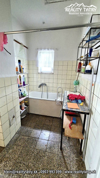 Rodinný dom na rozľahlom pozemku 1550 m2 s garážou a hospodárskou budovou - Poprad - Matejovce