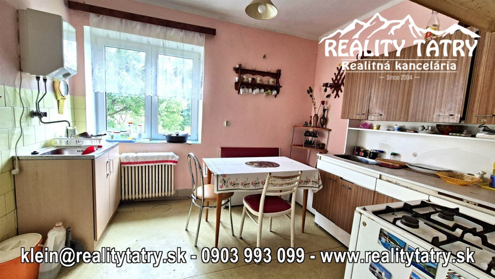 Rodinný dom na rozľahlom pozemku 1550 m2 s garážou a hospodárskou budovou - Poprad - Matejovce