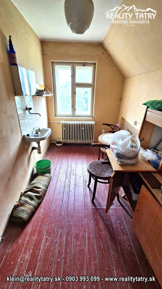 Rodinný dom na rozľahlom pozemku 1550 m2 s garážou a hospodárskou budovou - Poprad - Matejovce