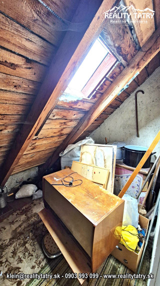 Rodinný dom na rozľahlom pozemku 1550 m2 s garážou a hospodárskou budovou - Poprad - Matejovce